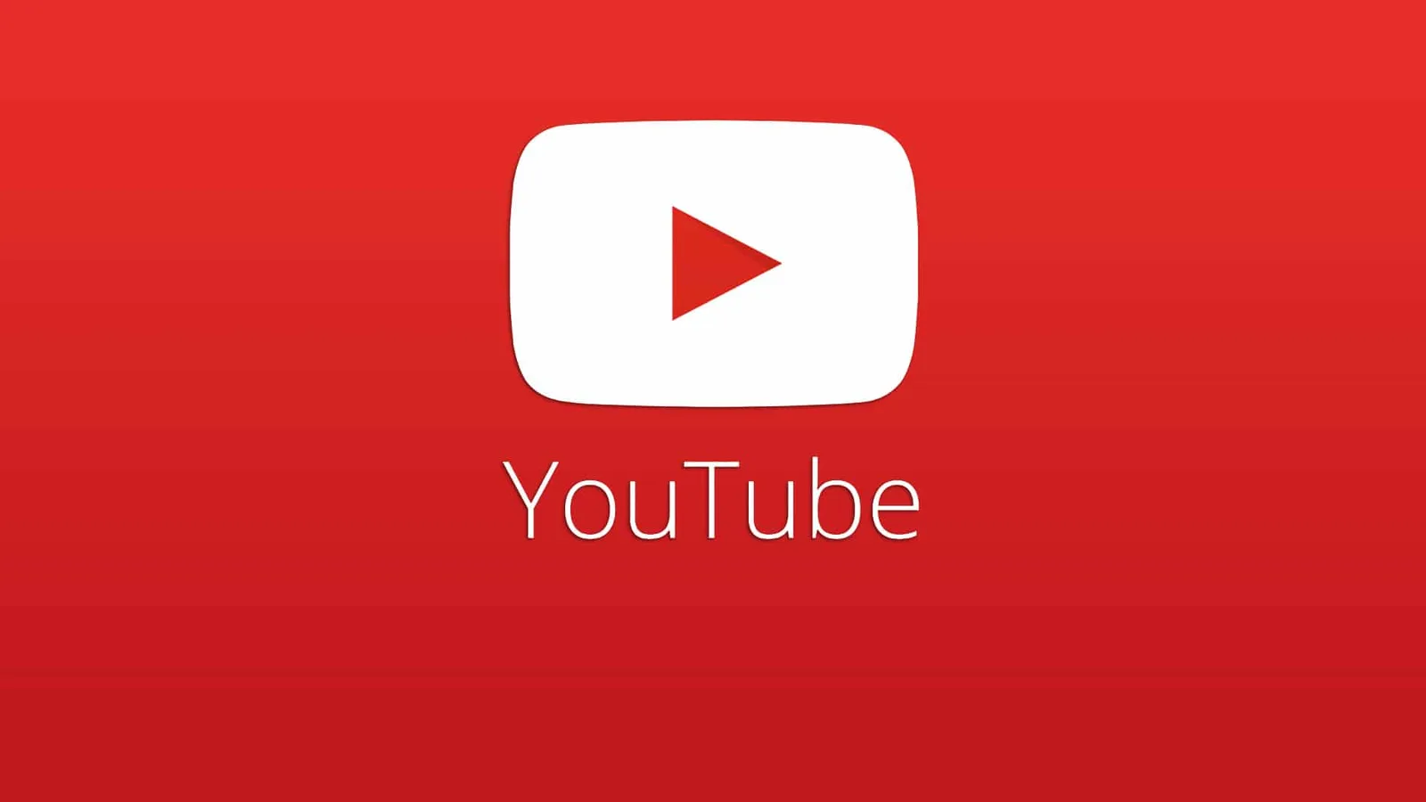 Créatrice de contenu analysant les statistiques de vues et de rétention de sa chaîne YouTube sur un ordinateur.
