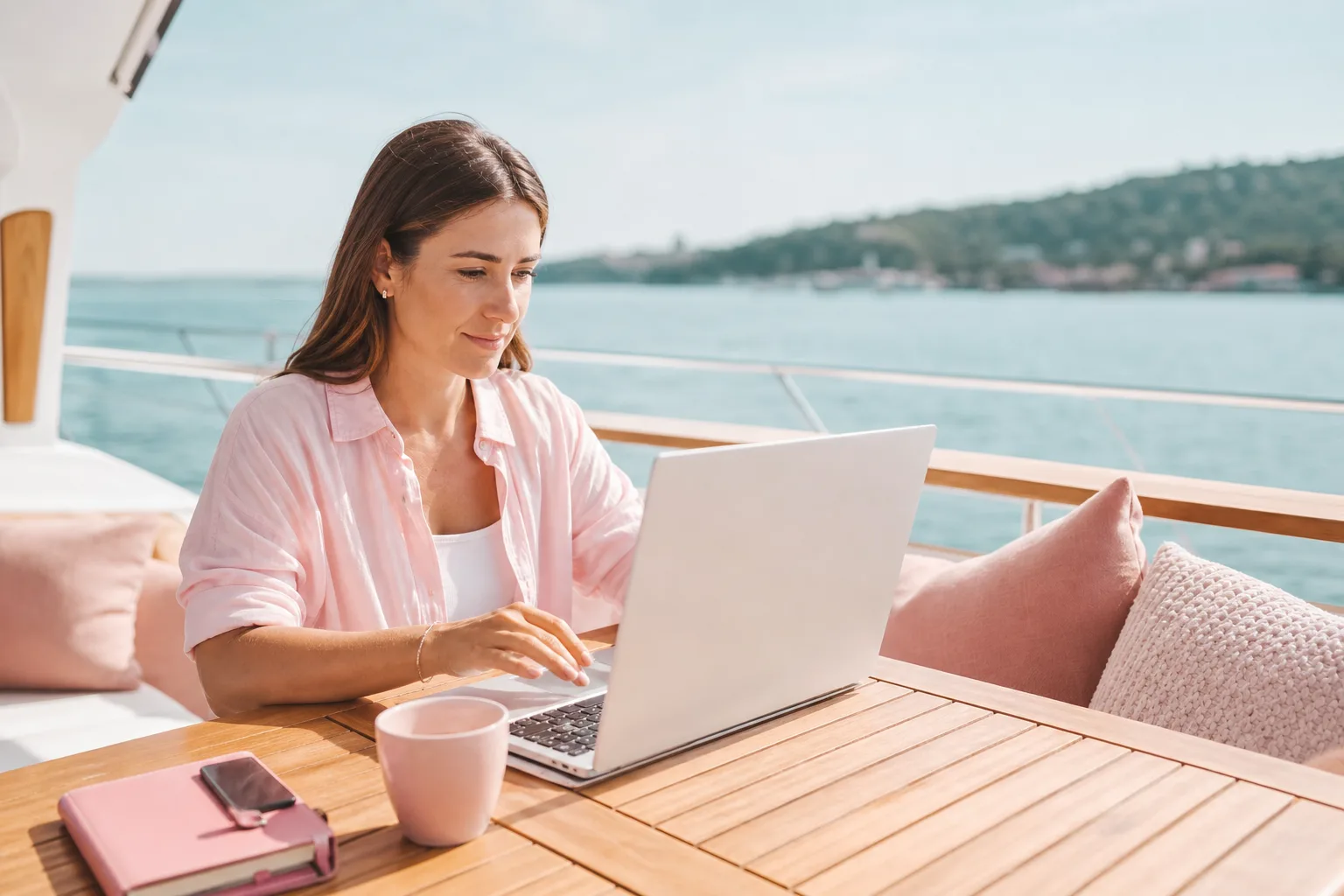 Femme préparant les documents de son bateau sur un ordinateur avant de souscrire une assurance en ligne.