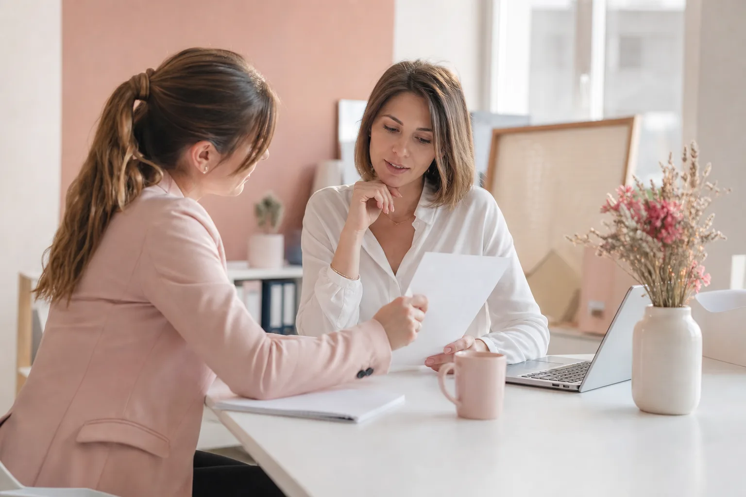 Conductrice consultant les garanties et franchises d’un contrat d’assurance pour flotte automobile.