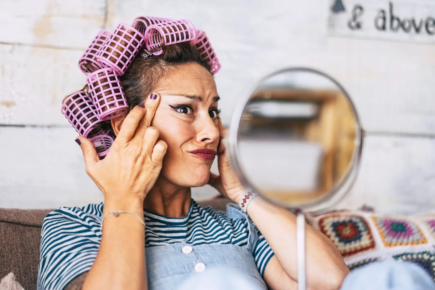Femme au regard naturel lumineux, aux sourcils dessinés et aux cils recourbés sans maquillage visible.