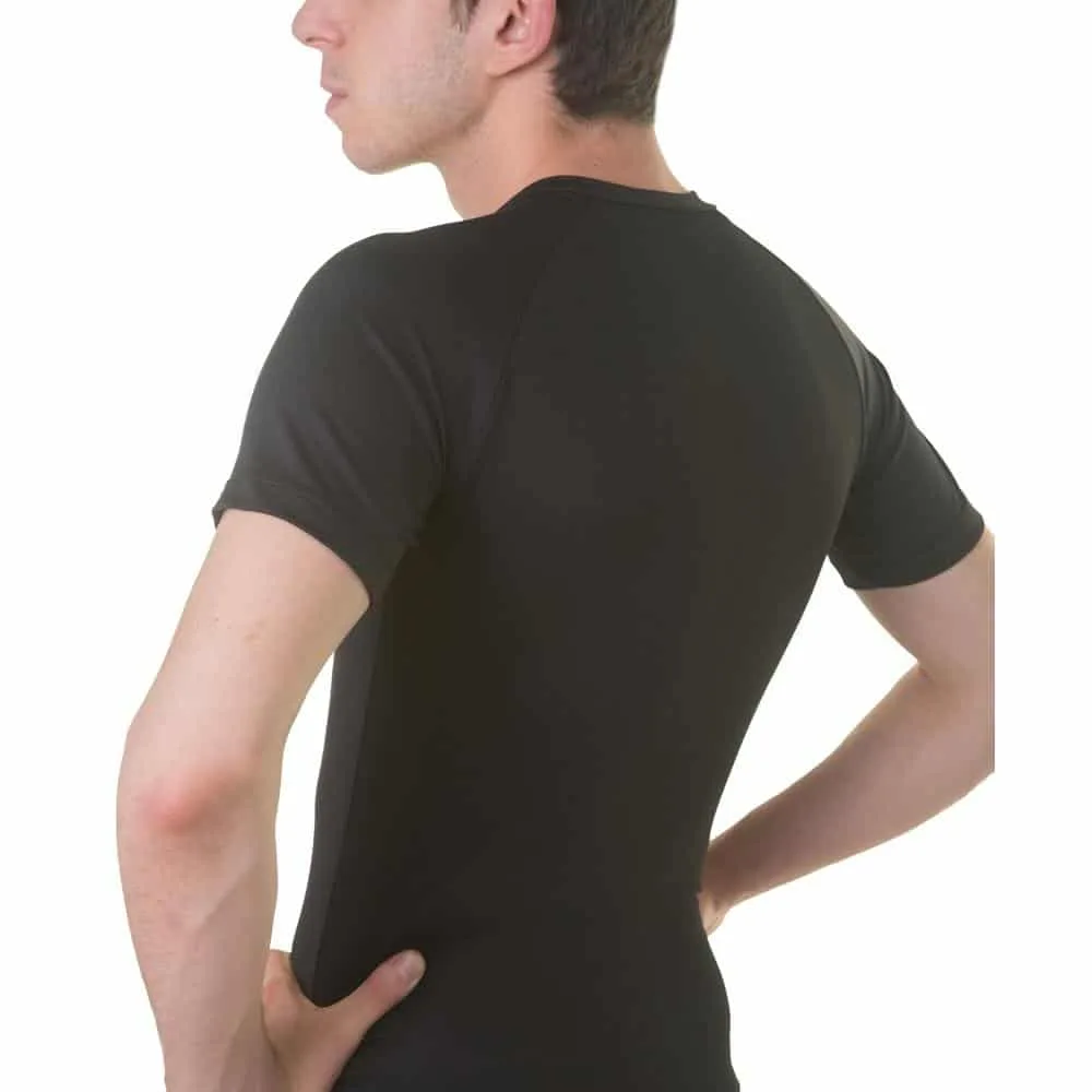 Femme réalisant un étirement doux du haut du dos à domicile pour soulager une douleur d’arthrose dorsale.