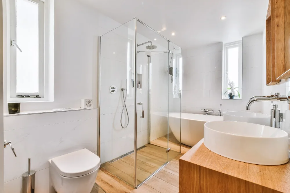 Salle de bains contemporaine avec douche à l’italienne, paroi en verre et receveur extra-plat clair.