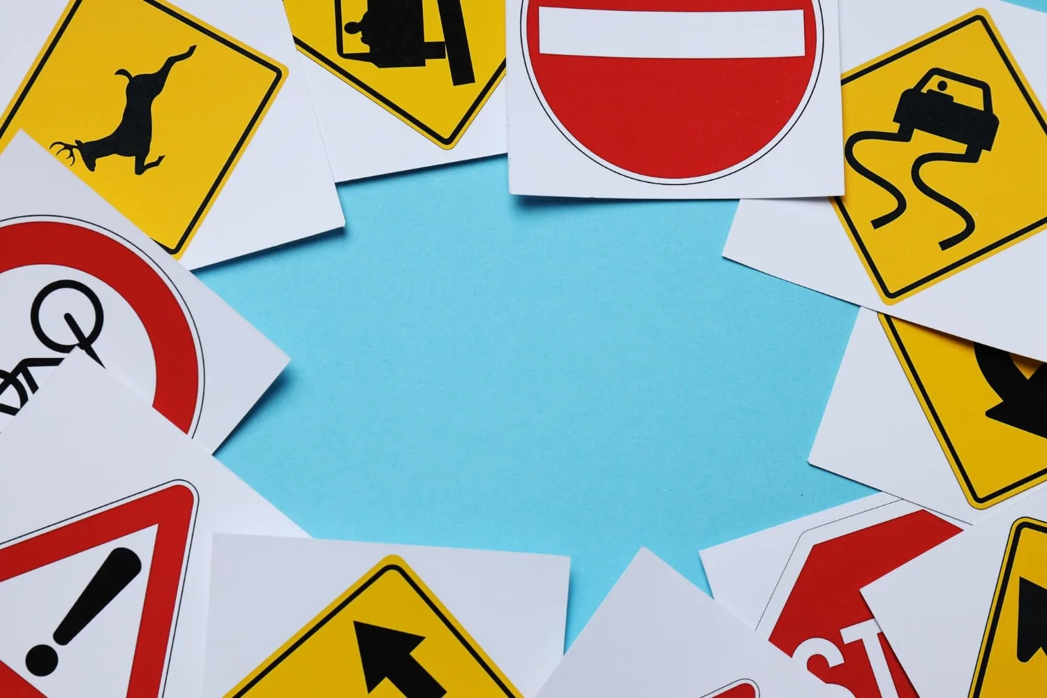 Jeune femme révisant le code de la route sur son ordinateur avant une leçon de conduite.