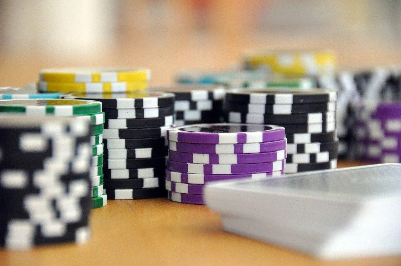 Femme consultant des avis en ligne et des informations de sécurité avant de choisir une plateforme de jeux d’argent.