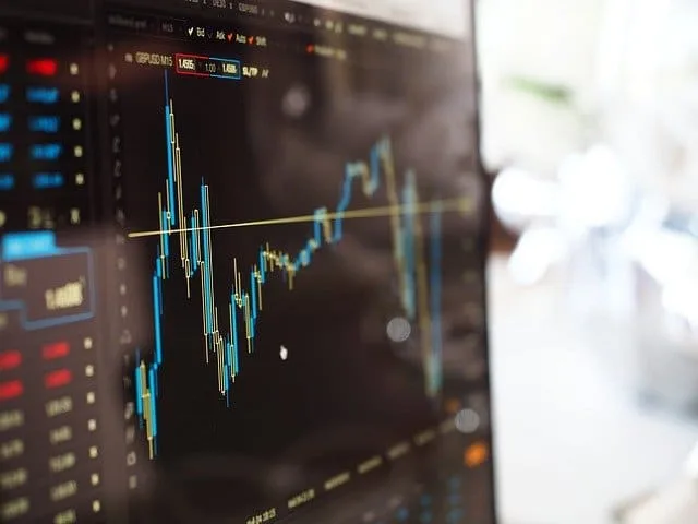Graphique de trading affichant des chandeliers japonais encadrés par les trois lignes des bandes de Bollinger.