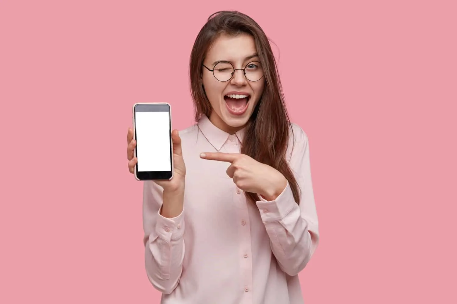 iPhone affichant des réglages de personnalisation sécurisés, à côté d’un écran indiquant que Cydia requiert un jailbreak.