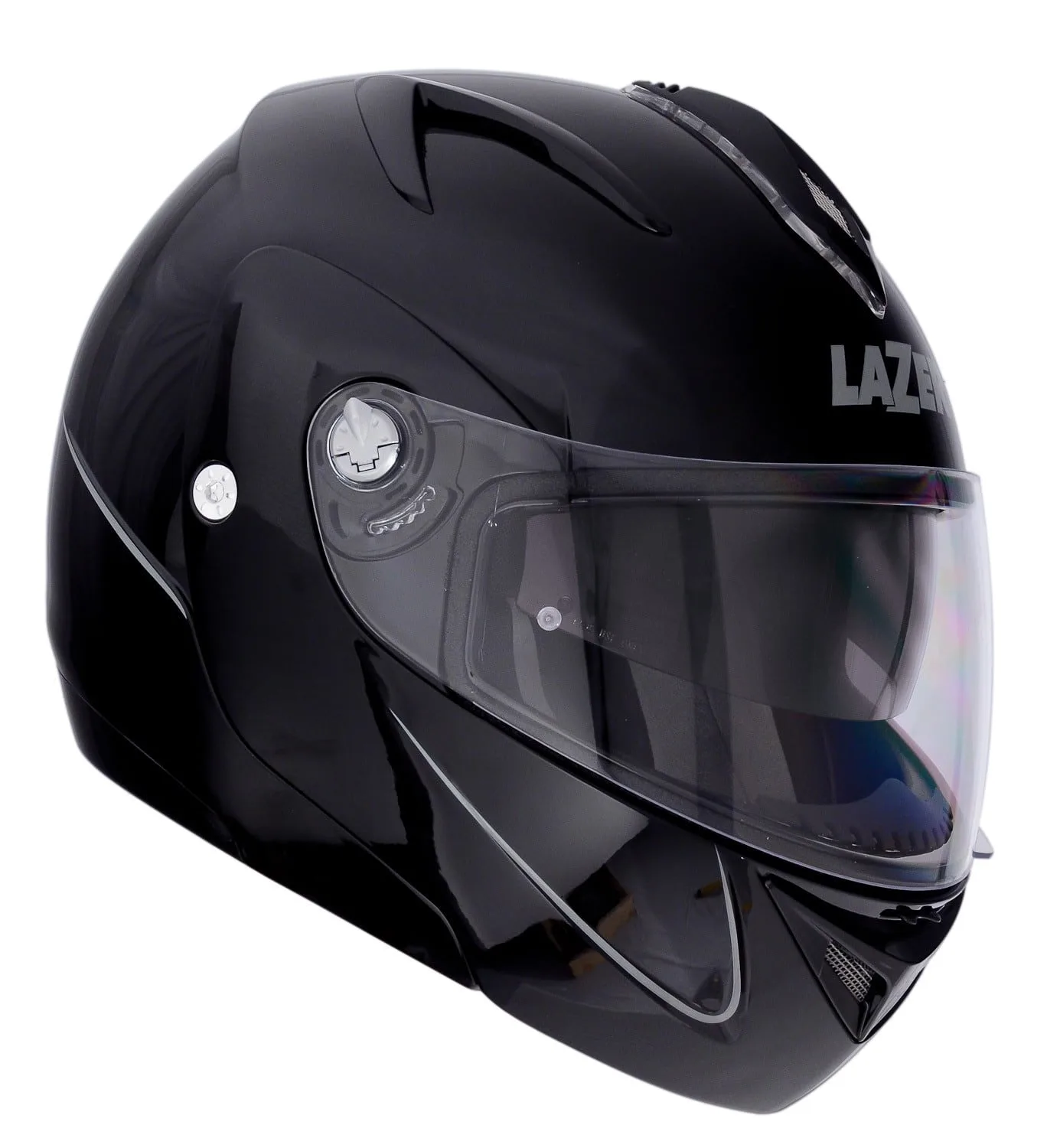 Motarde essayant un casque intégral noir dans une boutique spécialisée avant de choisir sa taille.