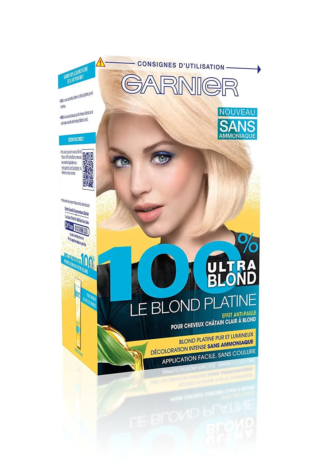 Femme aux cheveux blonds décolorés appliquant un soin nourrissant devant un miroir de salle de bain.