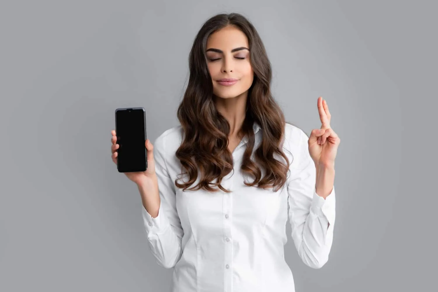 Personne consultant une messagerie vocale sur son smartphone avec une attention portée à la confidentialité.