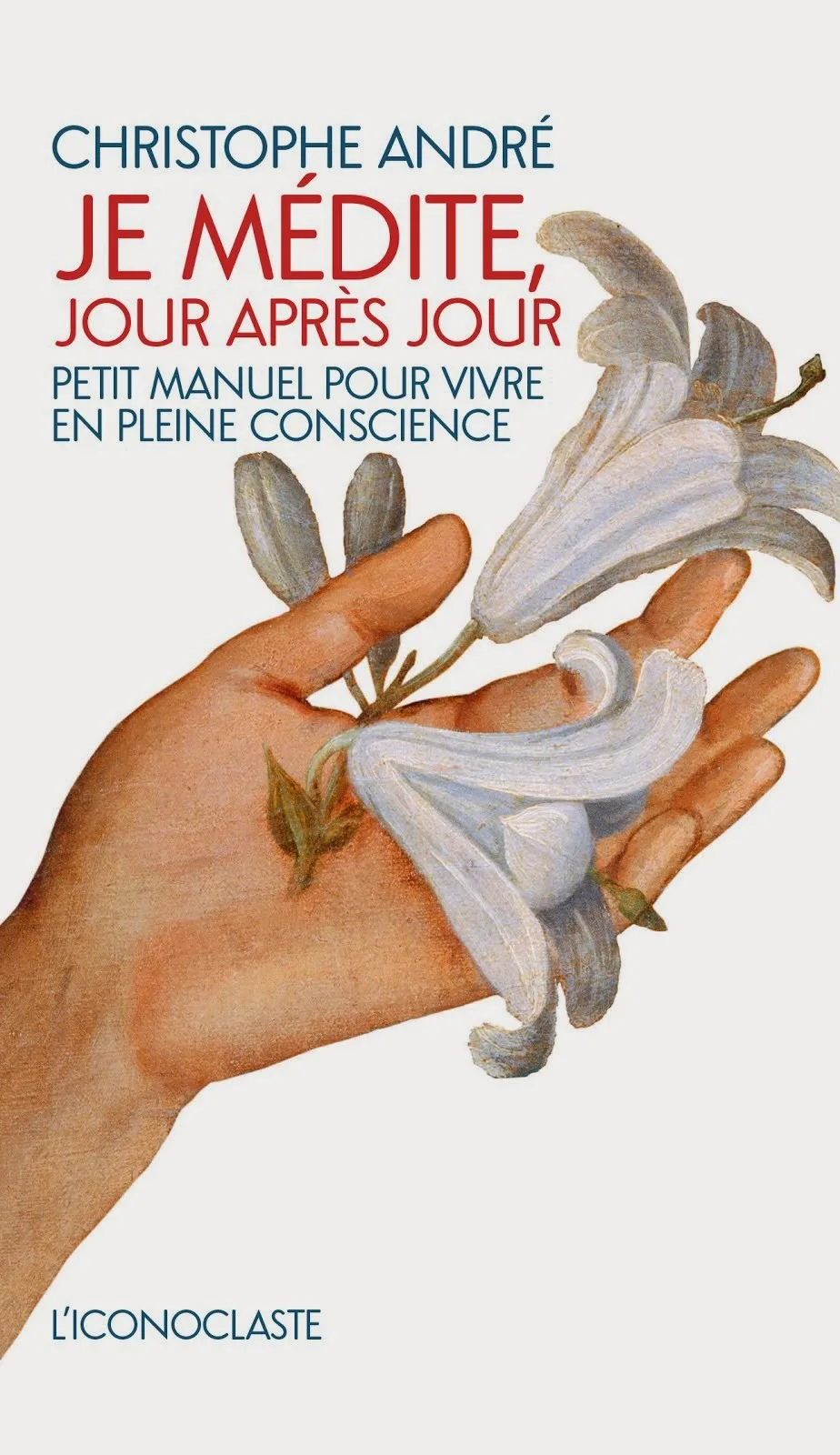 Autrice relisant le manuscrit de son livre annoté, posé près d’un ordinateur et d’une tasse de café.