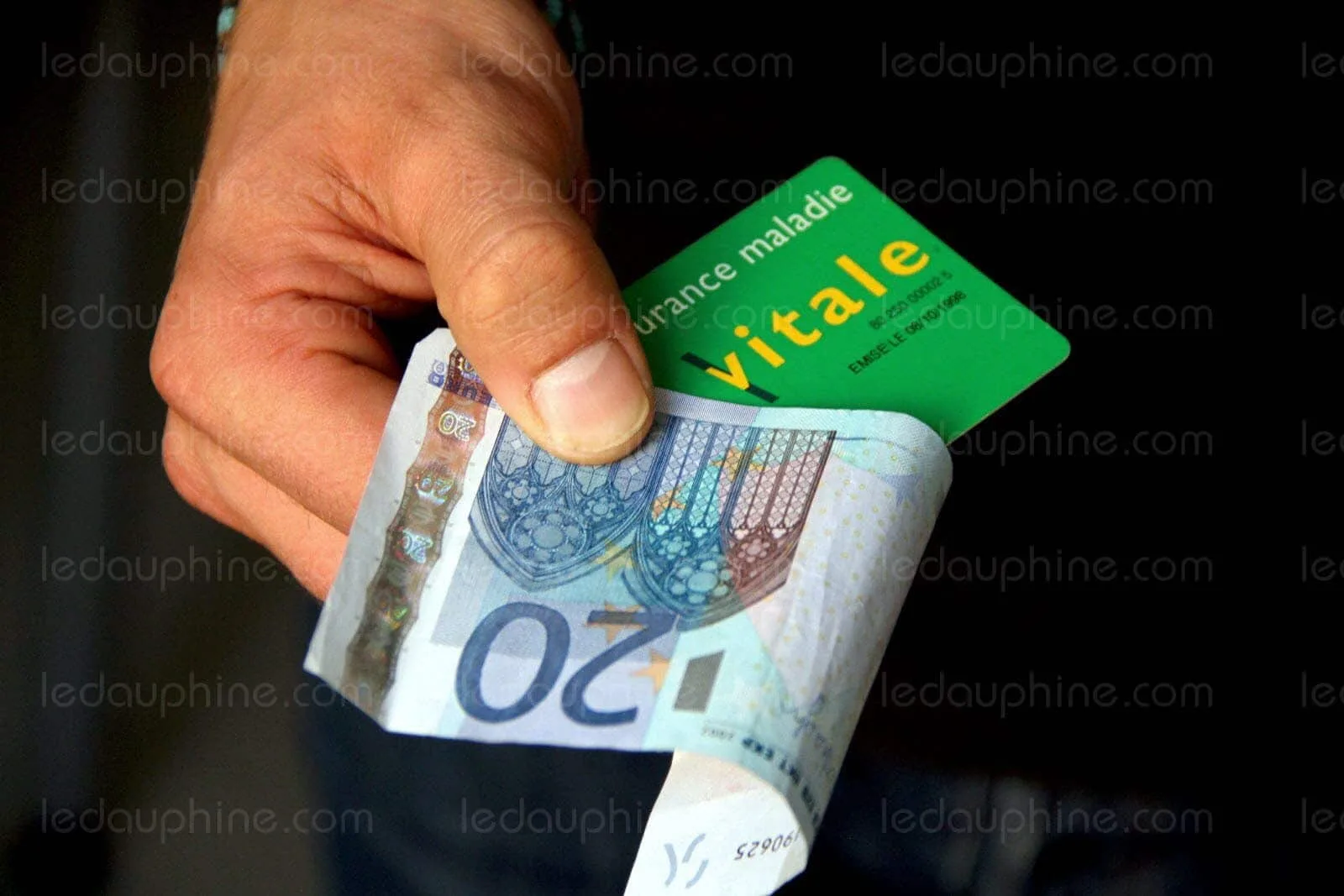 Une femme consulte son compte d’Assurance Maladie sur son ordinateur pour demander sa carte Vitale.