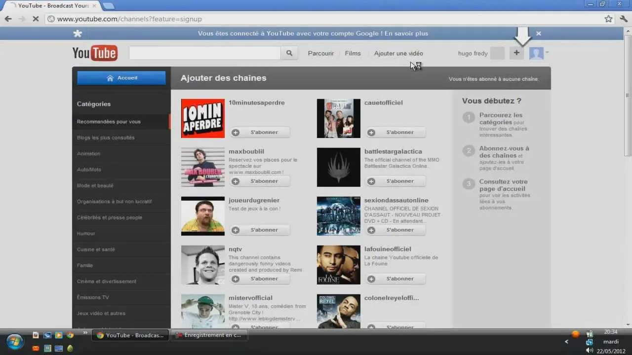 Femme utilisant un ordinateur portable pour créer et personnaliser son compte YouTube depuis chez elle.