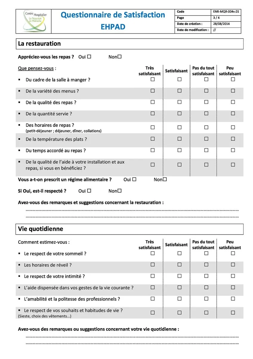 Une femme analyse les réponses d’un questionnaire de satisfaction sur son ordinateur portable, avec un café sur son bureau.