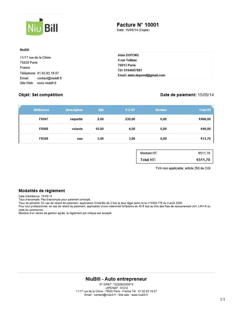 Entrepreneuse indépendante préparant une facture sur son ordinateur, avec carnet et calculatrice sur un bureau lumineux.