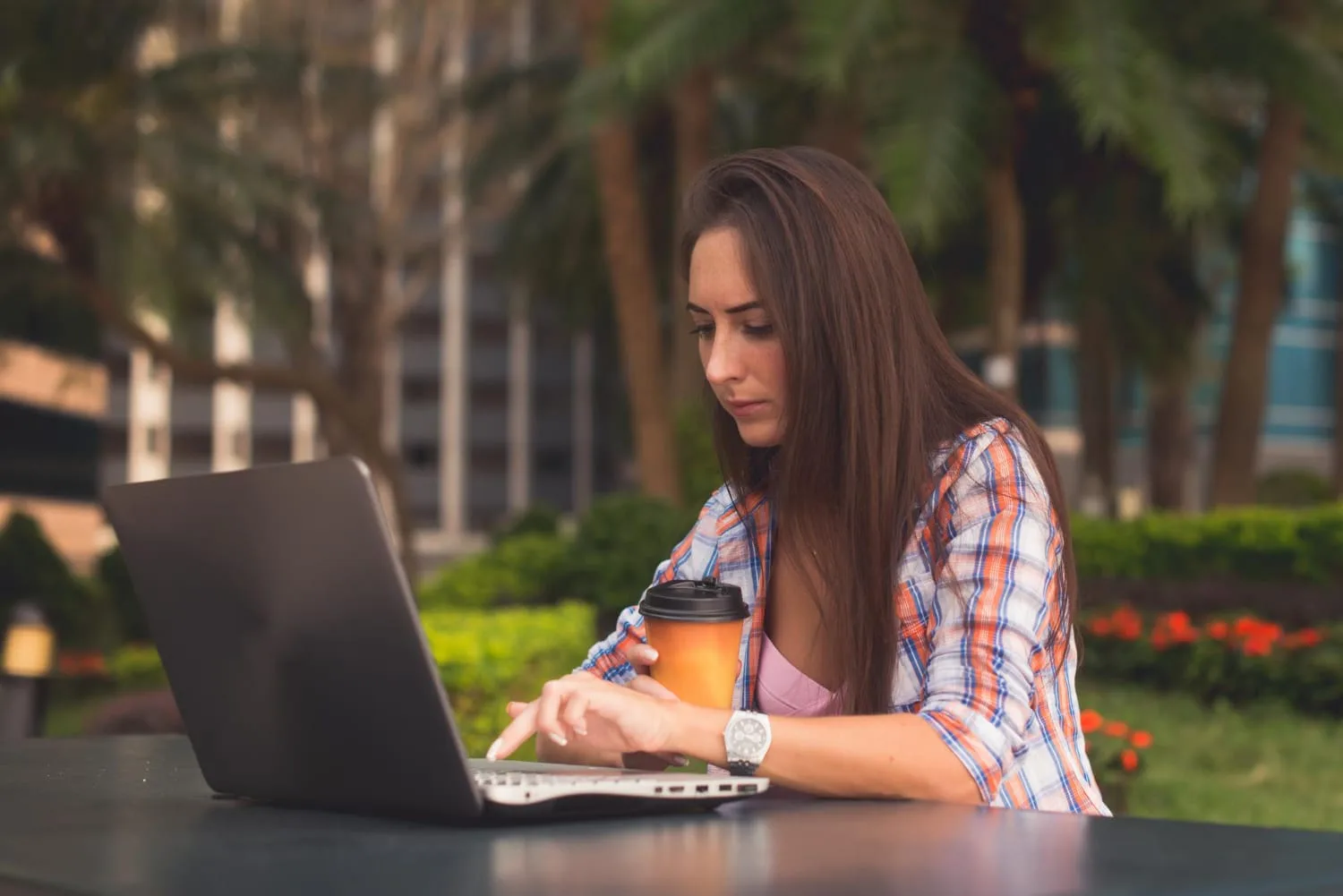 Femme travaillant sur la création et la mise en page d’une page web sur son ordinateur portable.