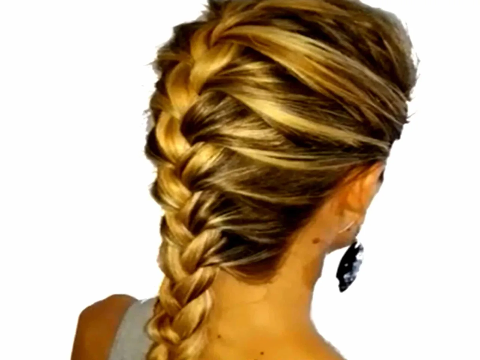 Femme réalisant une tresse française sur cheveux longs, avec trois mèches entre les mains.