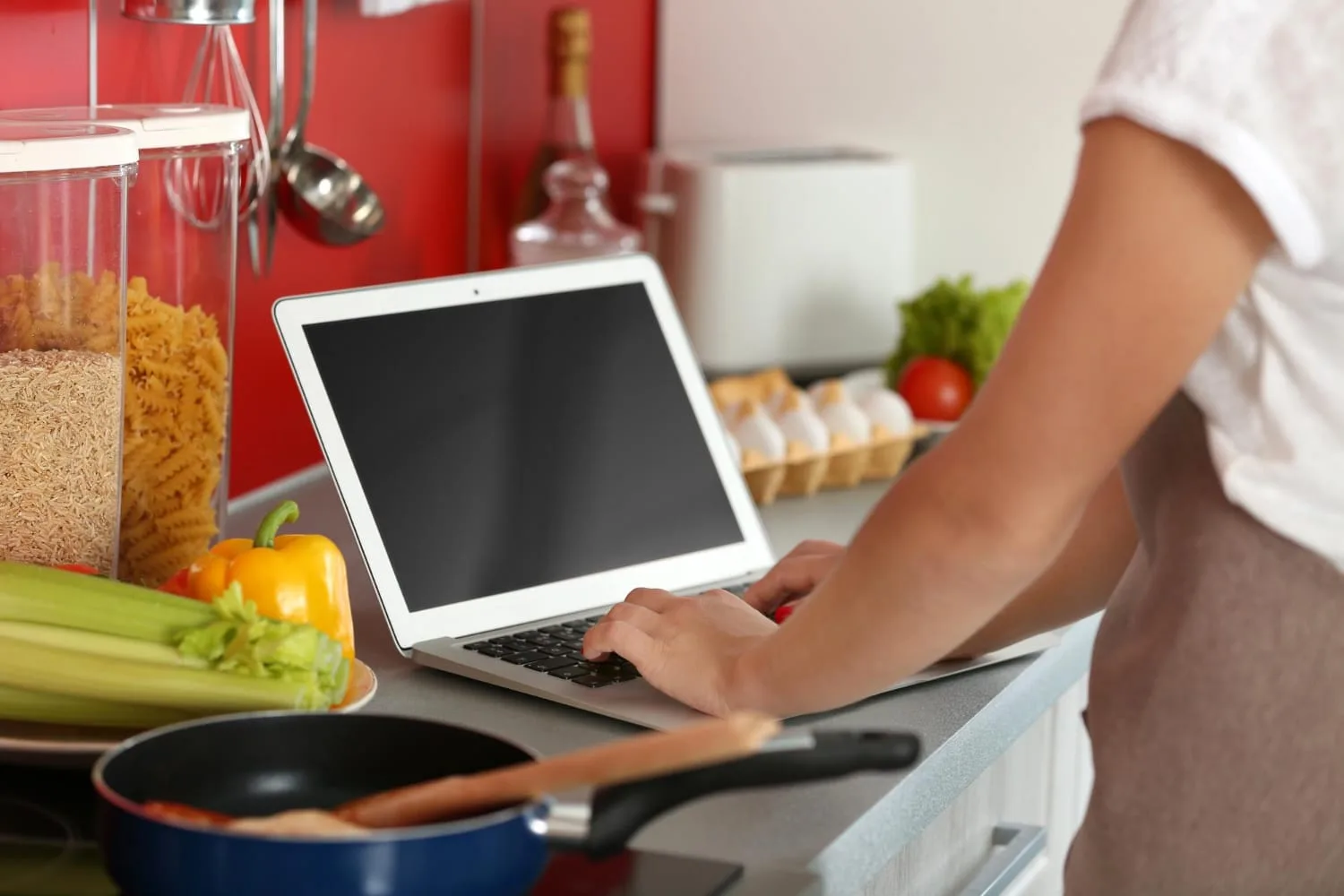 Propriétaire d’un foodtruck utilisant une tablette de caisse et un téléphone pour gérer les commandes clients.