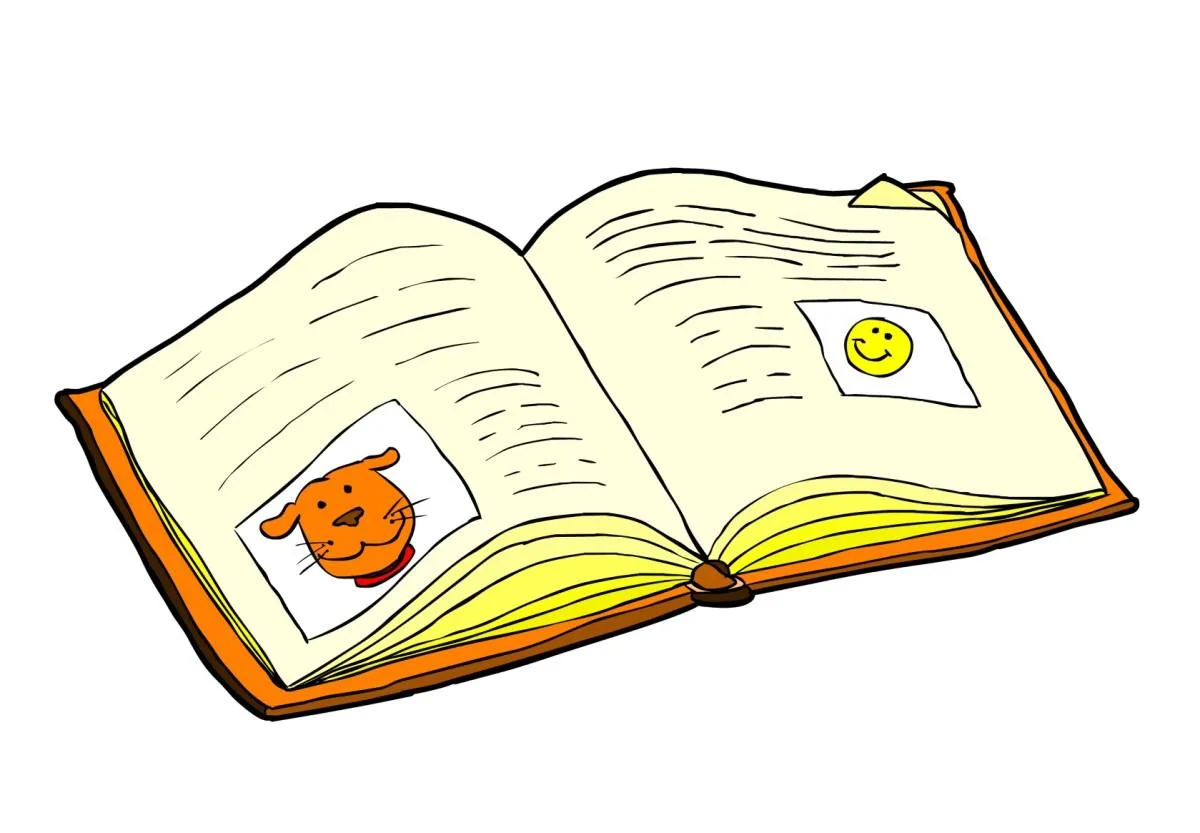 Femme lisant attentivement un livre ouvert avec un carnet de notes et une tasse de thé sur une table lumineuse.