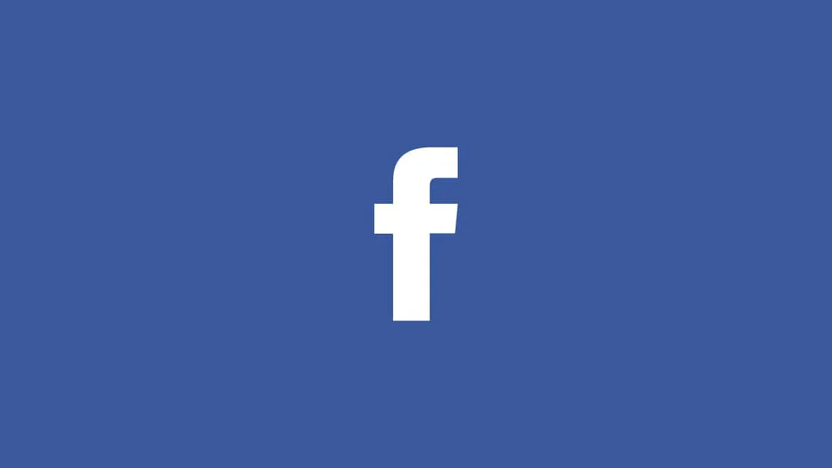 Femme consultant les paramètres de sécurité de son compte Facebook sur son smartphone après un piratage.