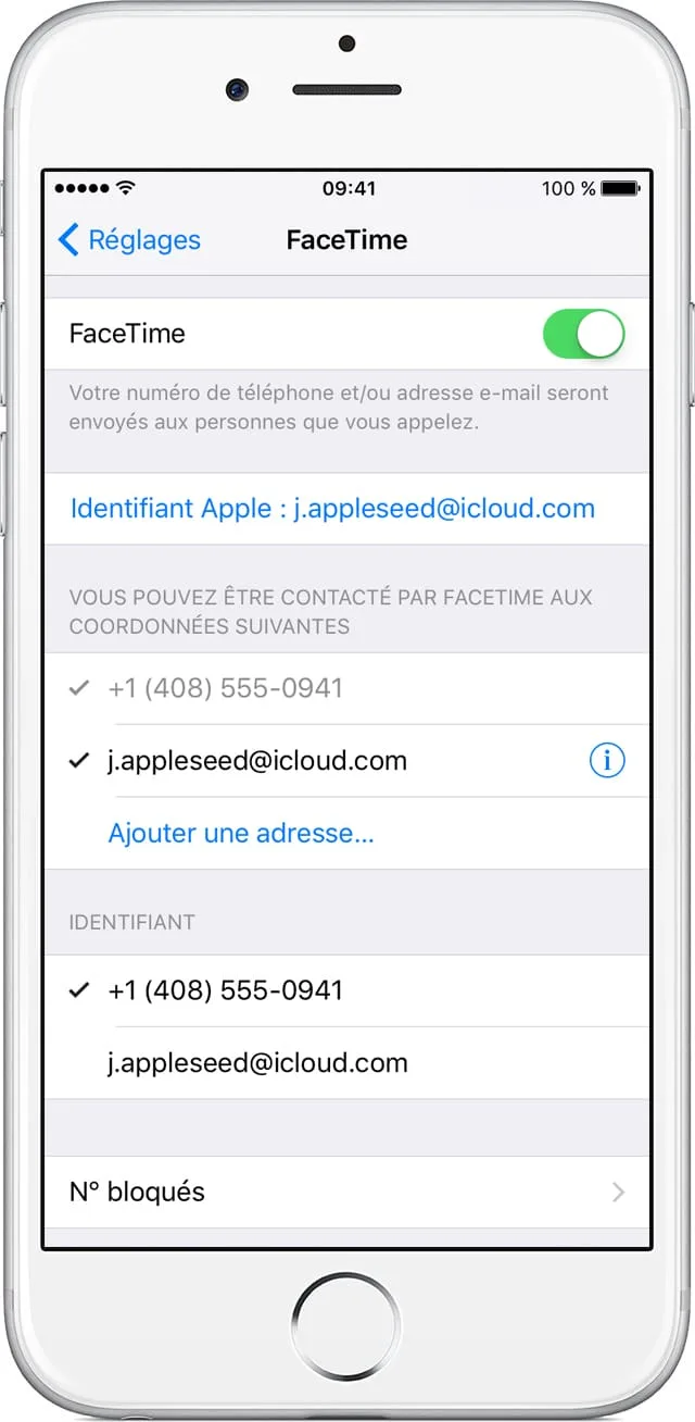 Femme souriante utilisant FaceTime sur son iPhone pour passer un appel vidéo à une proche.