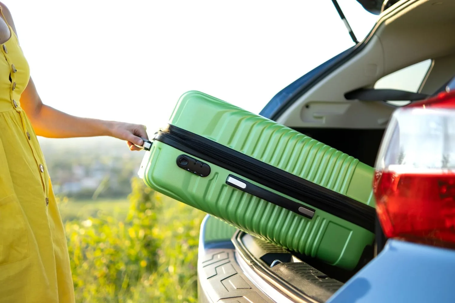 Habitacle de voiture organisé pour un long trajet, avec support de téléphone, coussin lombaire, glacière et rangements pratiques.