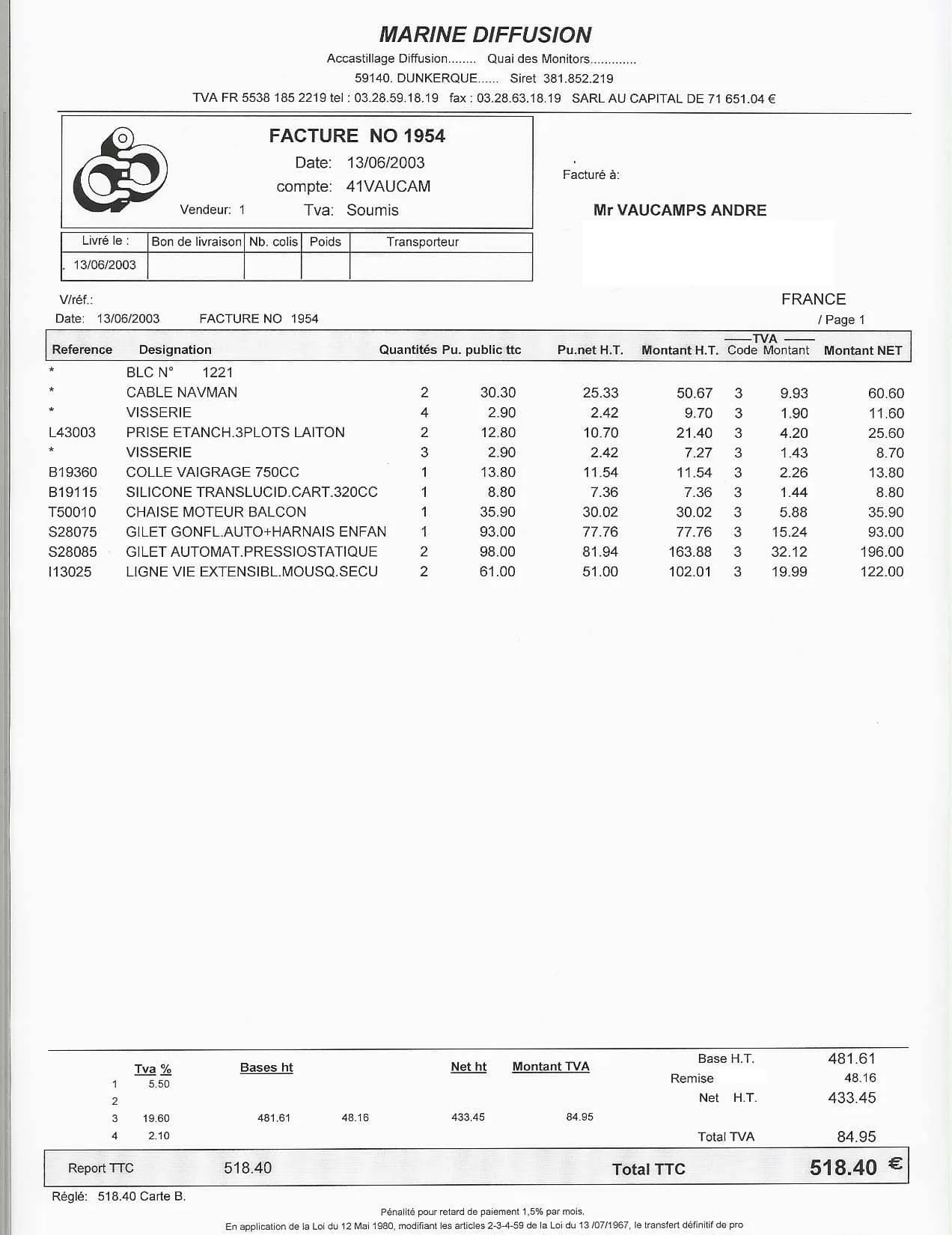 Entrepreneuse vérifiant une facture détaillée sur son ordinateur, avec calculatrice et documents administratifs sur un bureau lumineux.