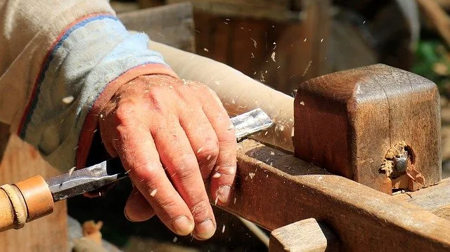 Frisure de bois naturelle disposée dans une boîte cadeau en carton avec un petit objet décoratif.