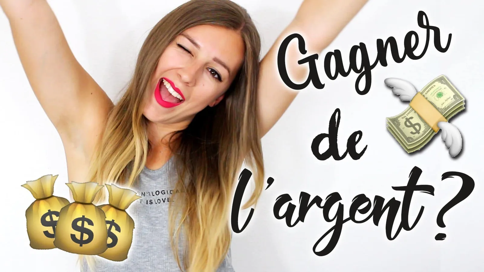 Femme travaillant sur son ordinateur portable, avec carnet et téléphone, pour développer un revenu sur internet.