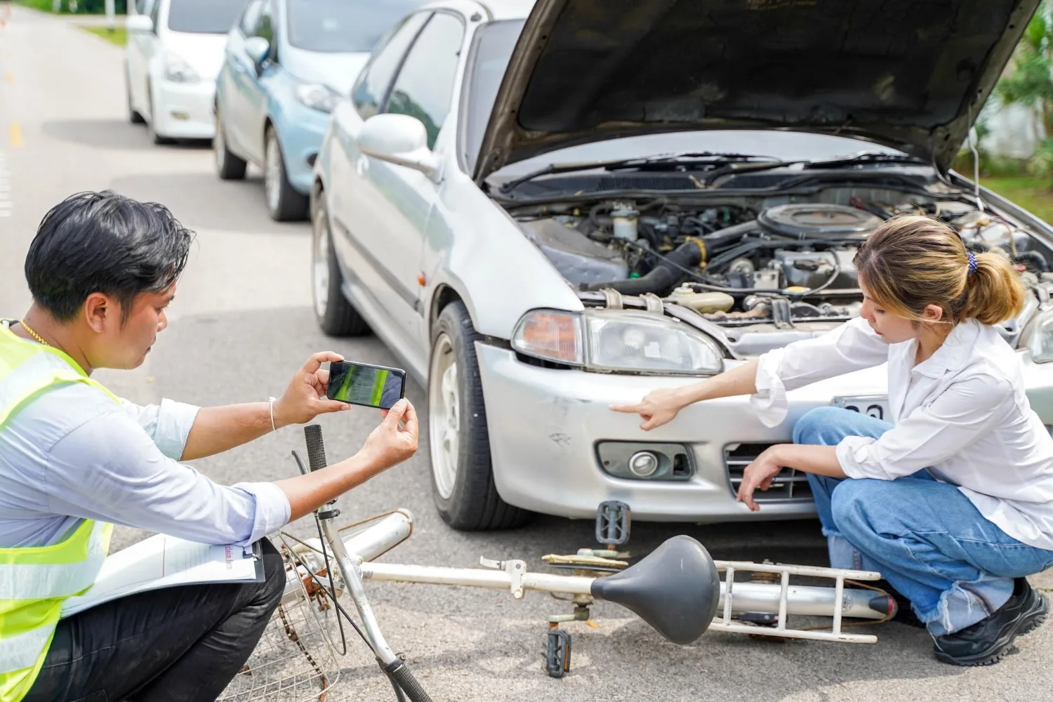 Conductrice remplissant un constat amiable après un accident de voiture pour déclarer un sinistre à son assurance.