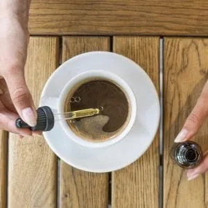 Femme entrepreneuse comparant des produits CBD, certificats d’analyse et tarifs auprès d’un fournisseur grossiste.