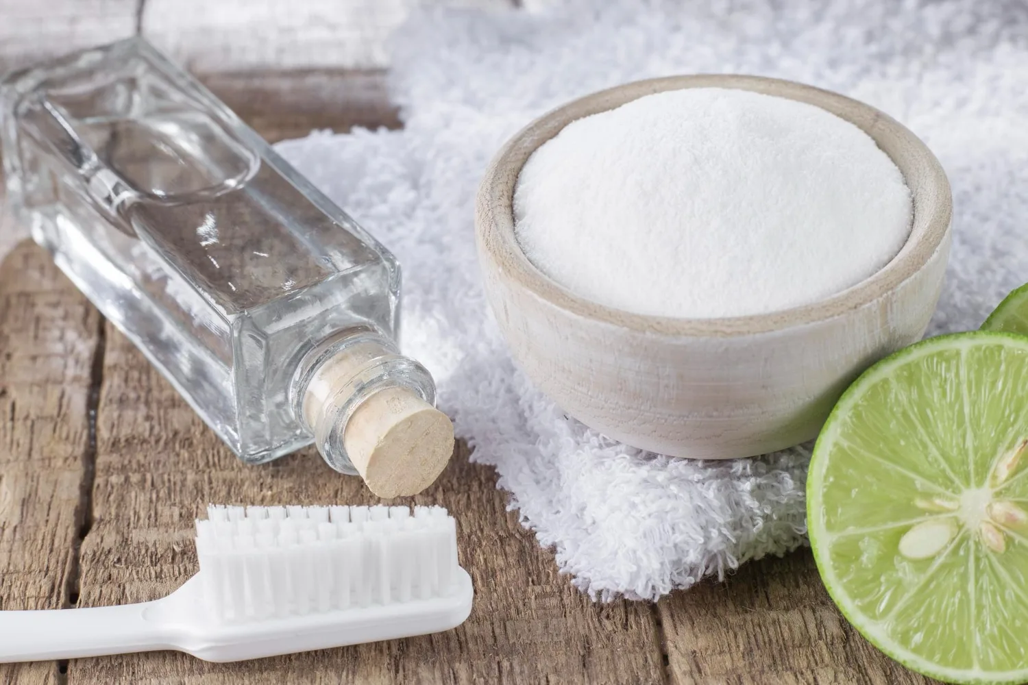 Bain relaxant avec sels d’Epsom blancs versés dans une baignoire, serviette moelleuse et bougie sur le rebord.