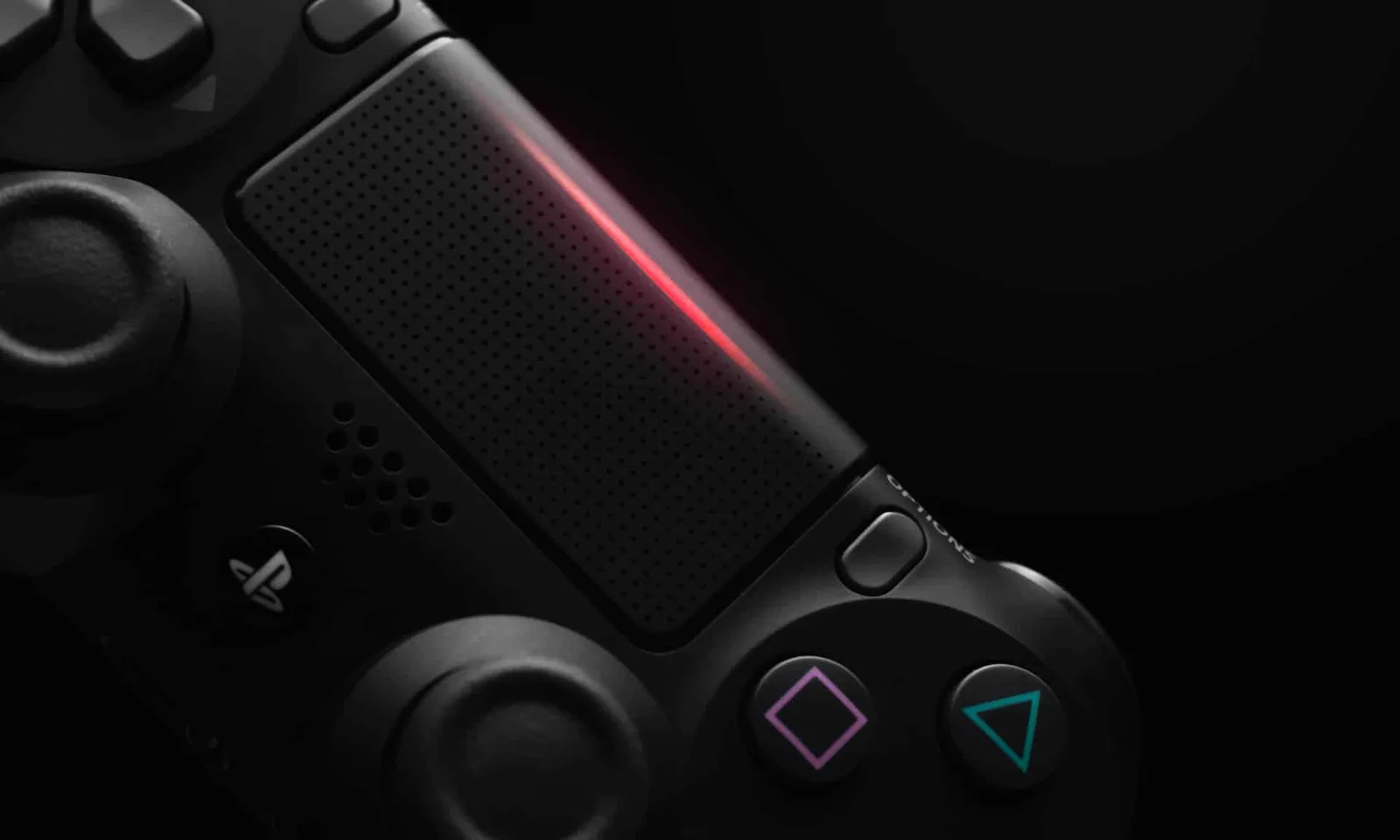 Manette PlayStation DualSense posée devant un écran de jeu avec les symboles Triangle, Rond, Croix et Carré visibles.