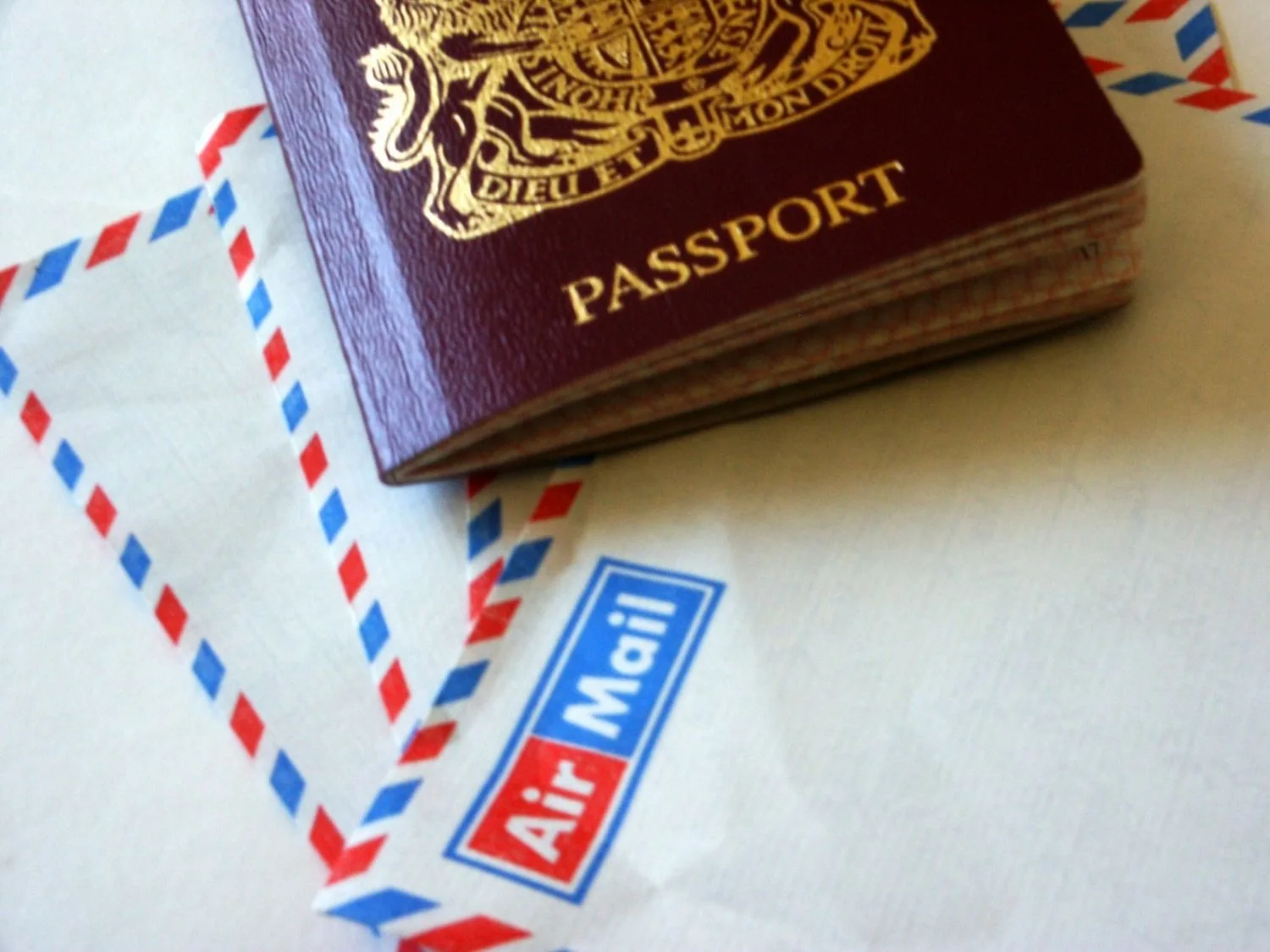 Voyageuse consultant son passeport et une demande ESTA sur son ordinateur avant un voyage aux États-Unis.