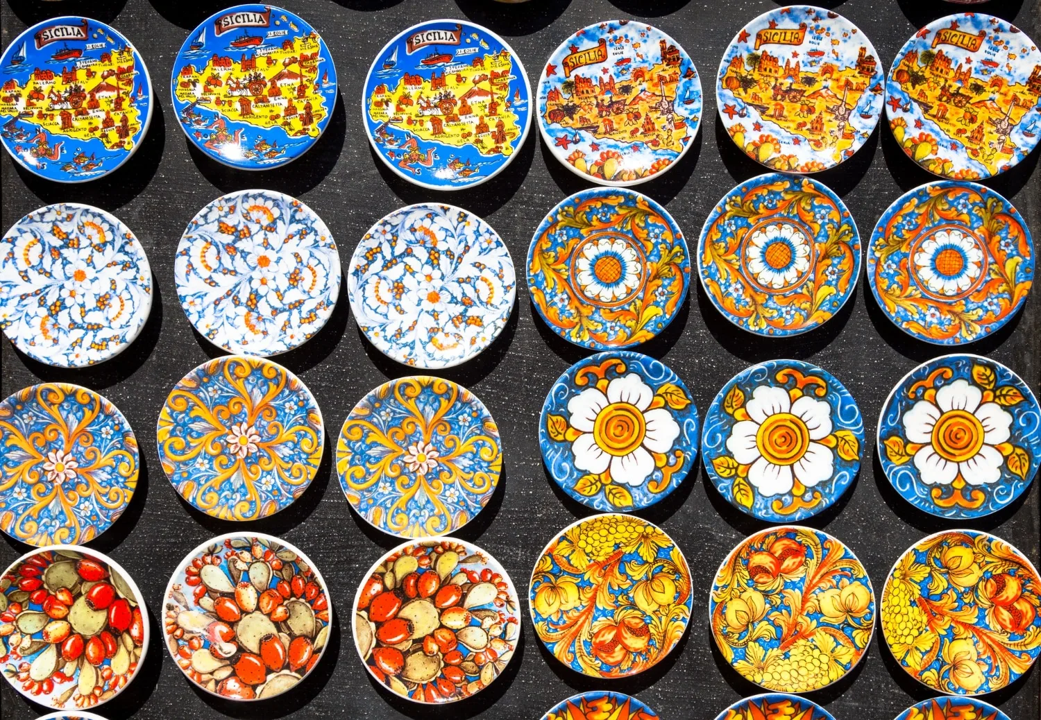 Assiette en faïence d’art de Quimper décorée à la main de motifs bretons colorés
