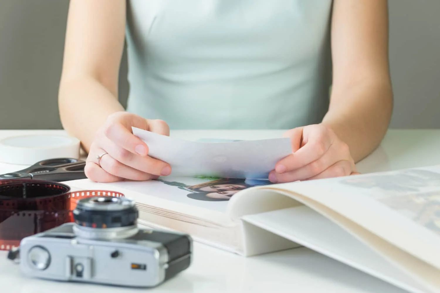 Comparaison de pages de livre photo mat, brillant et satiné avec des tirages de voyage et de portraits.