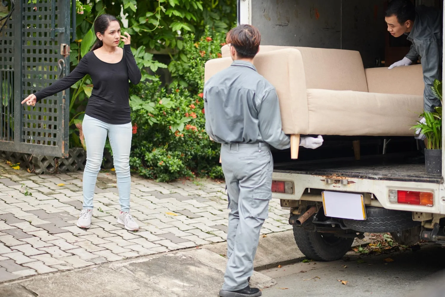 Une femme vérifie son itinéraire et son contrat avant de louer un camion de déménagement.