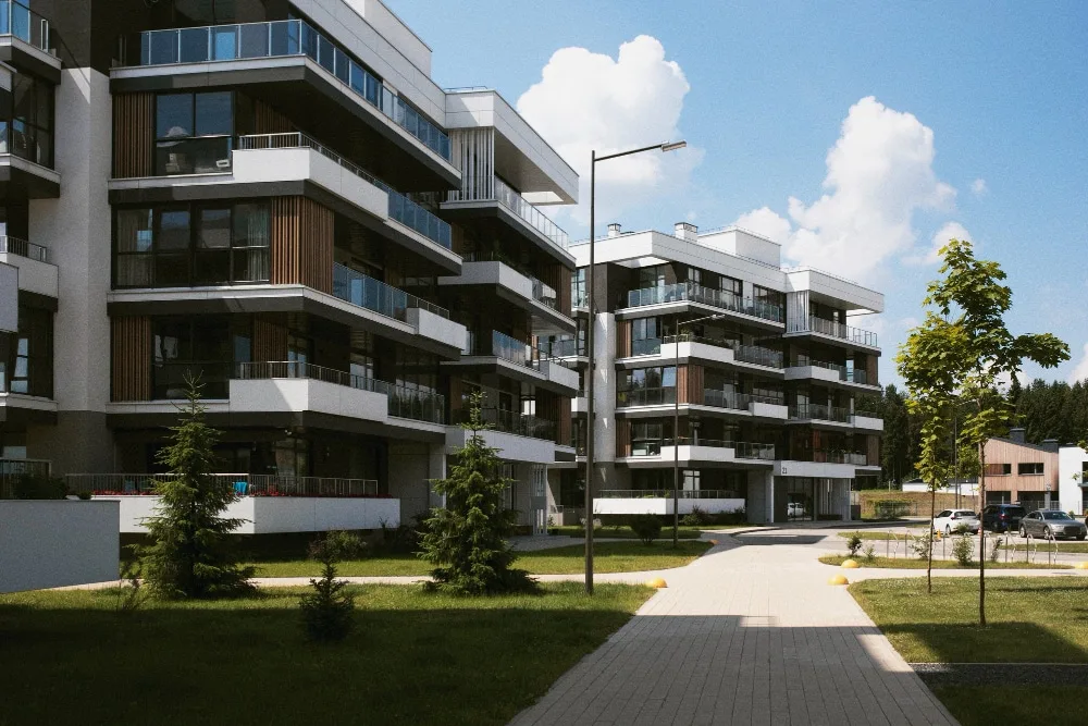 Visite d’un terrain à bâtir viabilisé dans un lotissement du Bas-Rhin, avec plans et maison en projet.