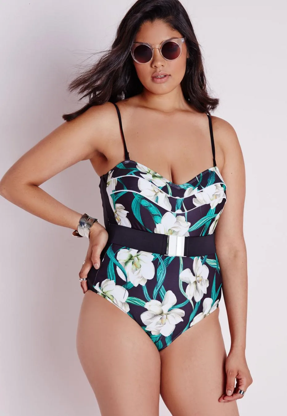 Femme portant un maillot de bain grande taille une pièce noir, confortable et élégant, au bord d’une piscine.