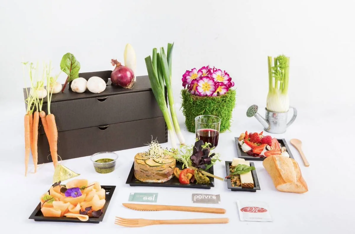 Déjeuner équilibré au bureau avec une lunch box composée de légumes, céréales complètes et protéines.