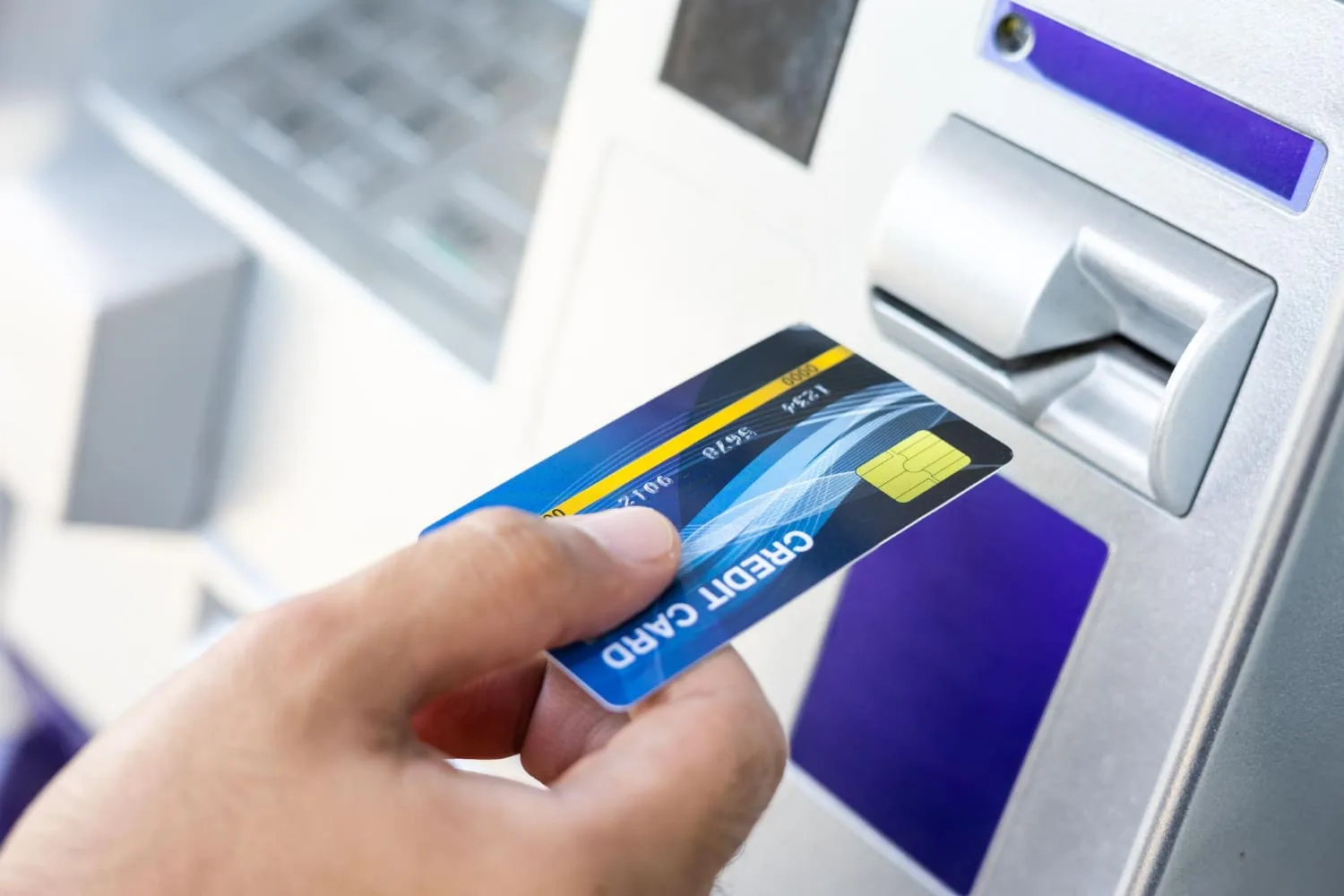 Femme consultant une carte bancaire et une application de cashback pour suivre ses économies au quotidien.