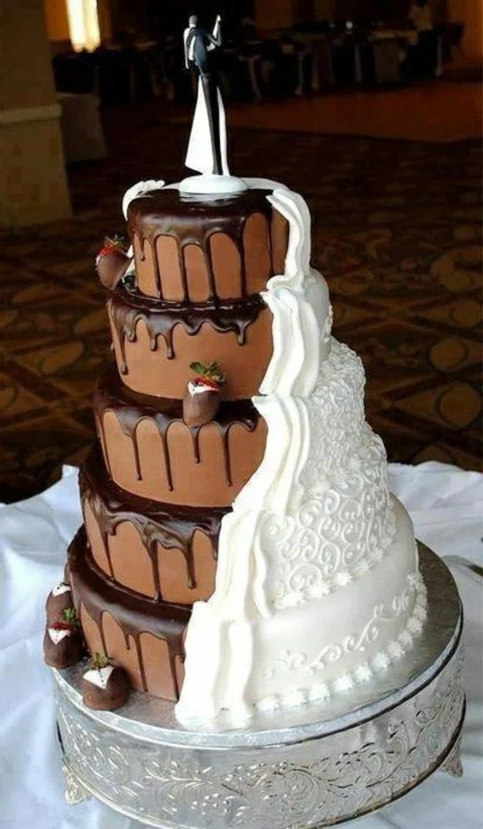 Élégante pièce montée de mariage garnie de choux et de fleurs, dressée sur une table de réception.