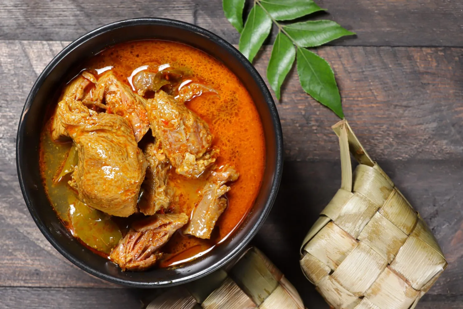 Verres de vin blanc, rosé et rouge léger servis avec plusieurs plats parfumés de cuisine indienne.