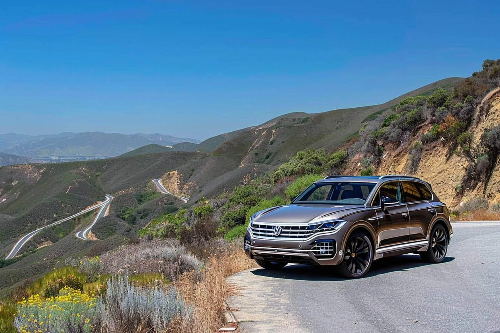 Volkswagen Touareg V6 gris stationné devant une maison, illustrant le choix d’une assurance SUV haut de gamme.