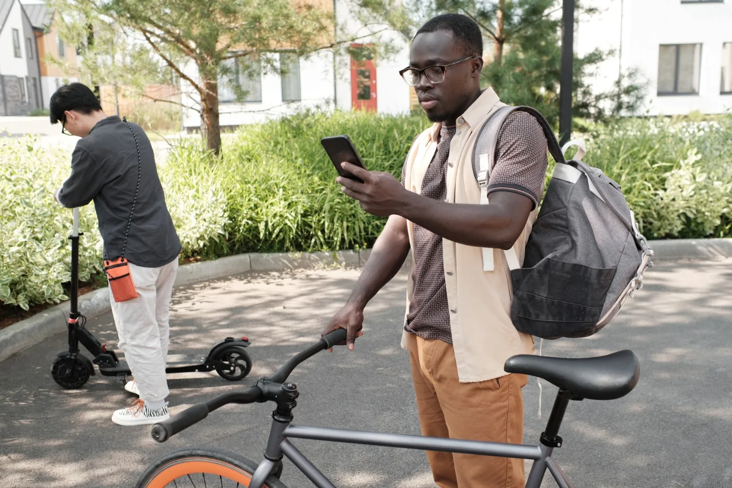 Salariée à vélo préparant ses justificatifs pour le forfait mobilités durables avant de les transmettre à son employeur.