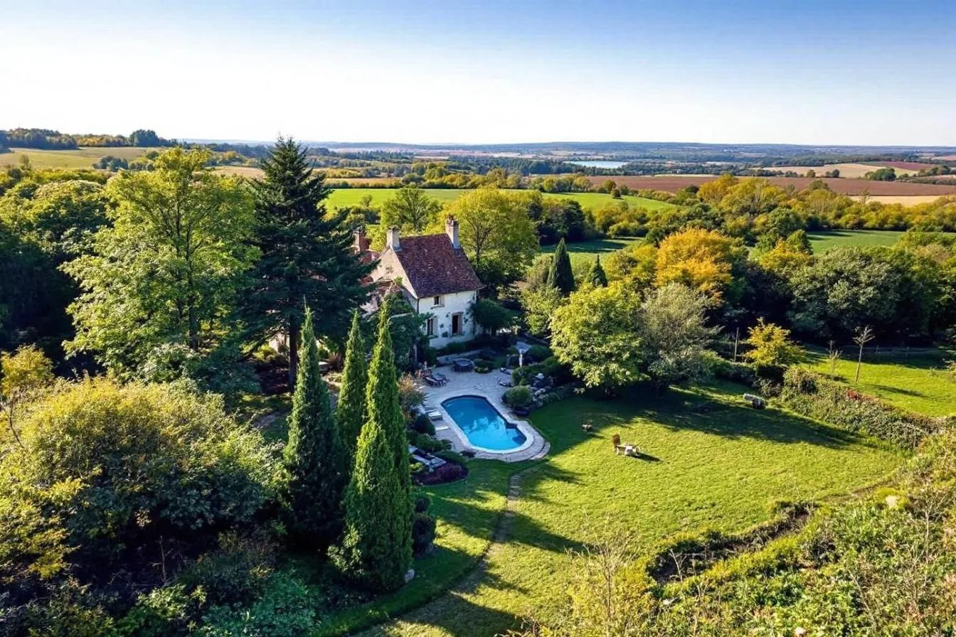 Femme assise en méditation face à un paysage naturel calme lors d’une retraite spirituelle en France.
