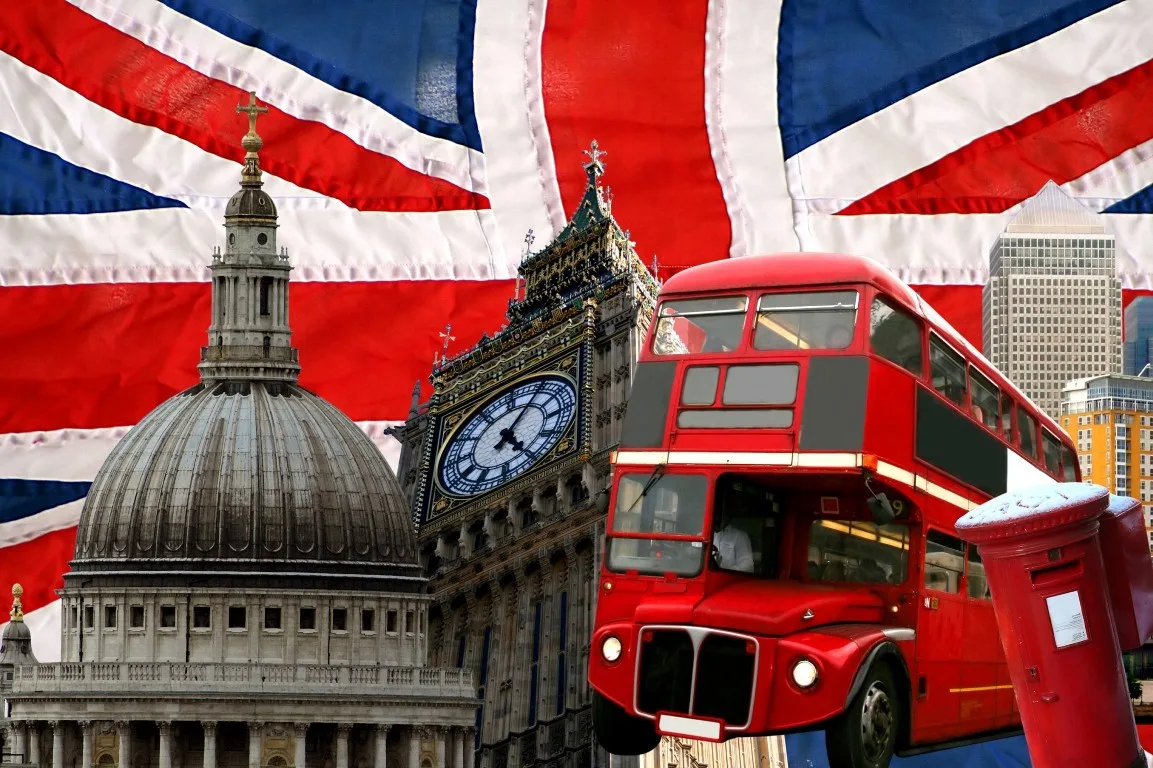 Jeune femme étudiant l’anglais dans un café anglais pendant un séjour linguistique en Angleterre