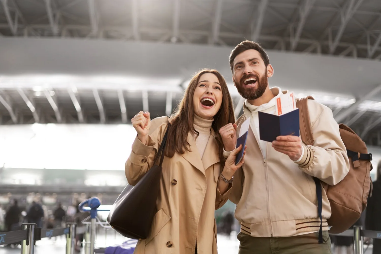 Jeune femme souriante préparant un itinéraire de voyage et un budget sur une table avec carte, ordinateur et carnet.