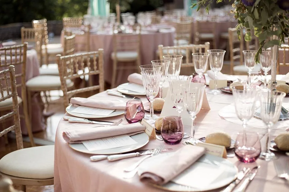 Wedding planner échangeant avec un couple devant des planches d’inspiration et un carnet de mariage dans le Nord.